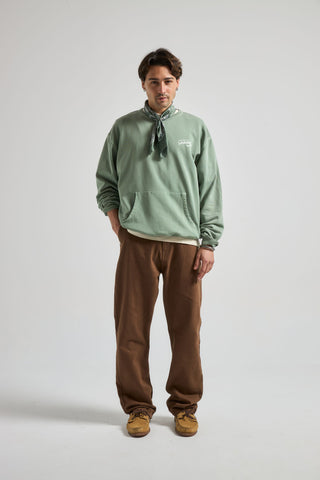 Personne portant The Garage Sweatshirt Hedge Green, vue de face | TP_IMAGE_TYPE=MODEL_FRONT