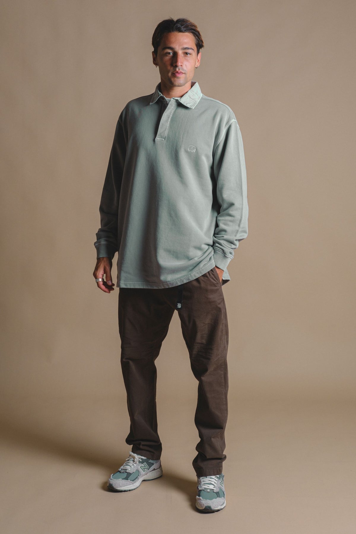Personne portant un Polo Sweatshirt Carvalho Pigment Heavyweight Silver Green, vue de face | TP_IMAGE_TYPE=MODEL_FRONT