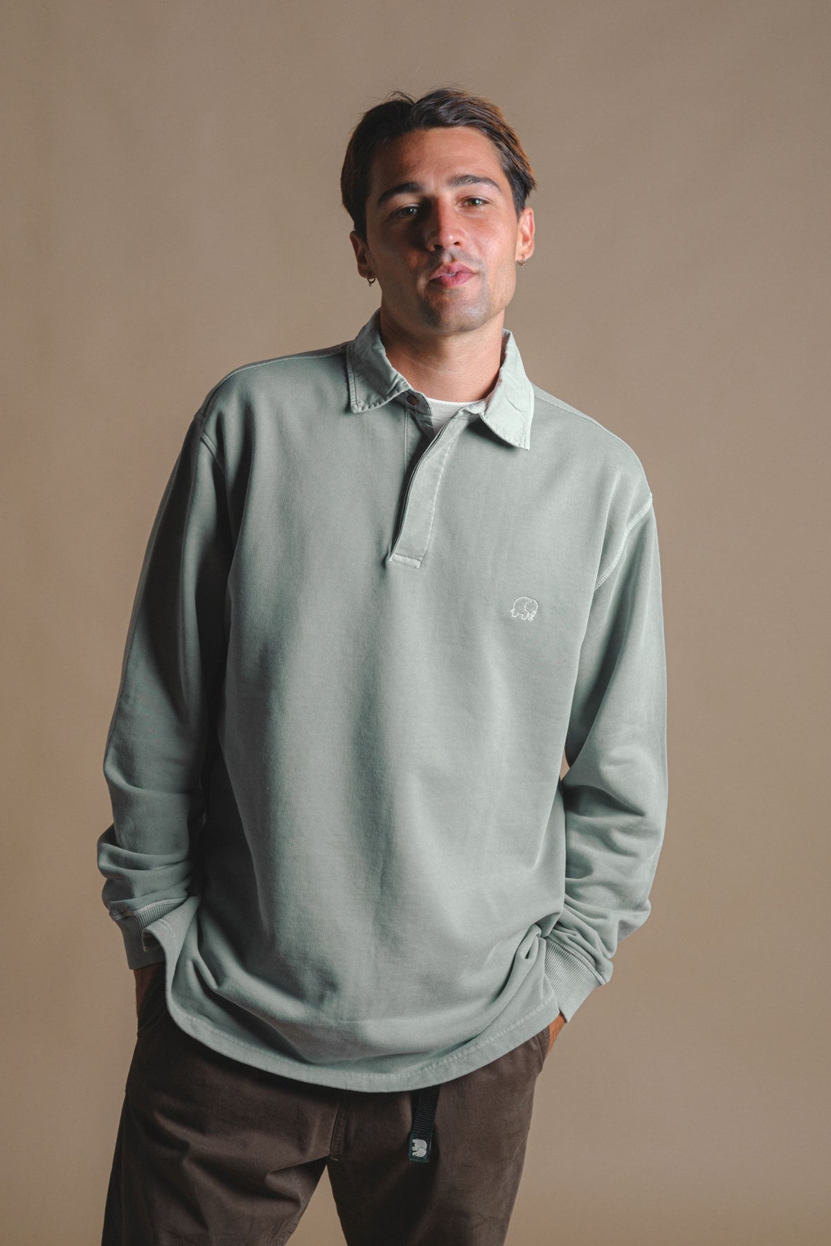 Personne portant un Polo Sweatshirt Carvalho Pigment Heavyweight Silver Green, vue de face | TP_IMAGE_TYPE=MODEL_FRONT