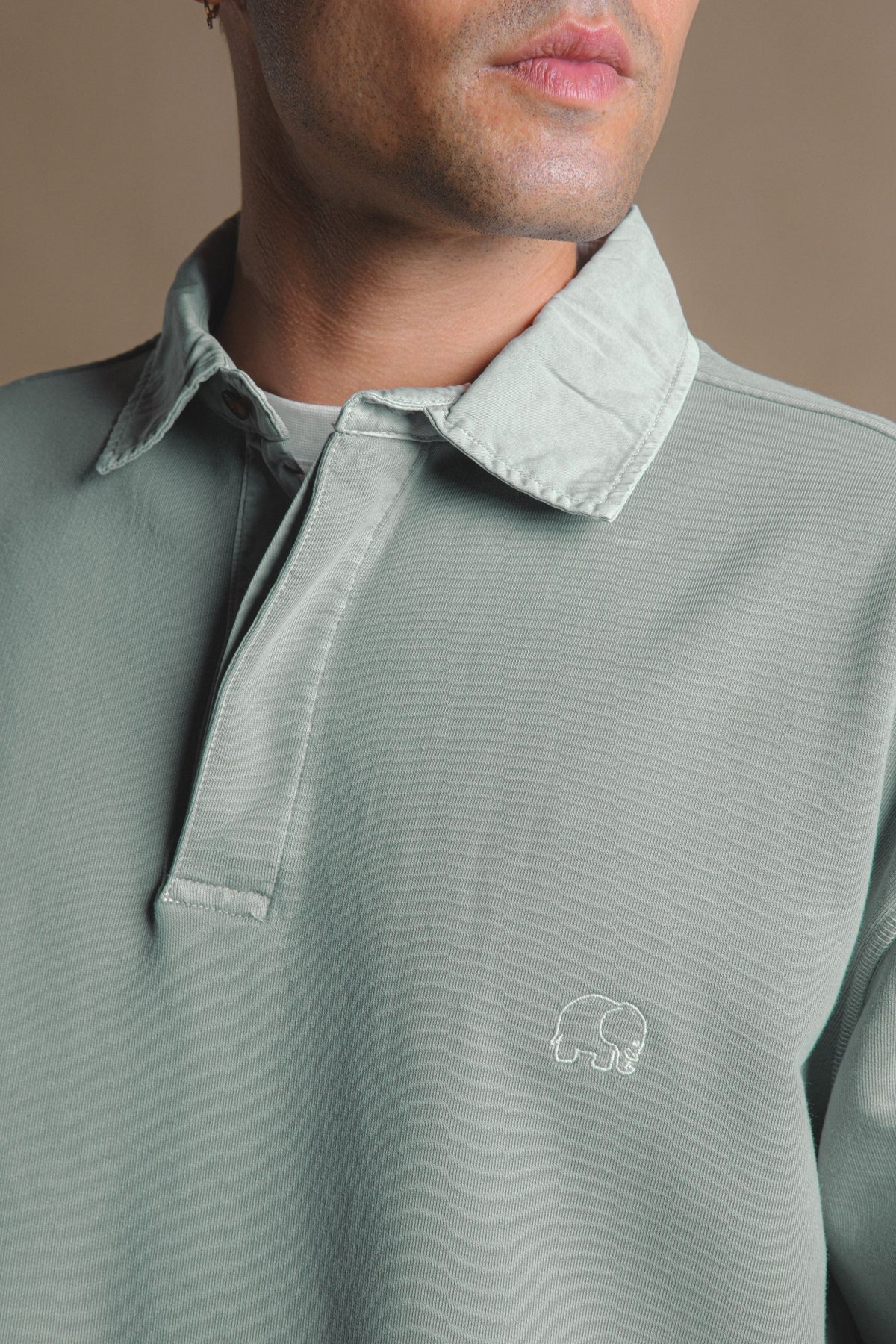 Personne portant un Carvalho Pigment Heavyweight Polo Sweatshirt Silver Green, vue rapprochée | TP_IMAGE_TYPE=DETAIL