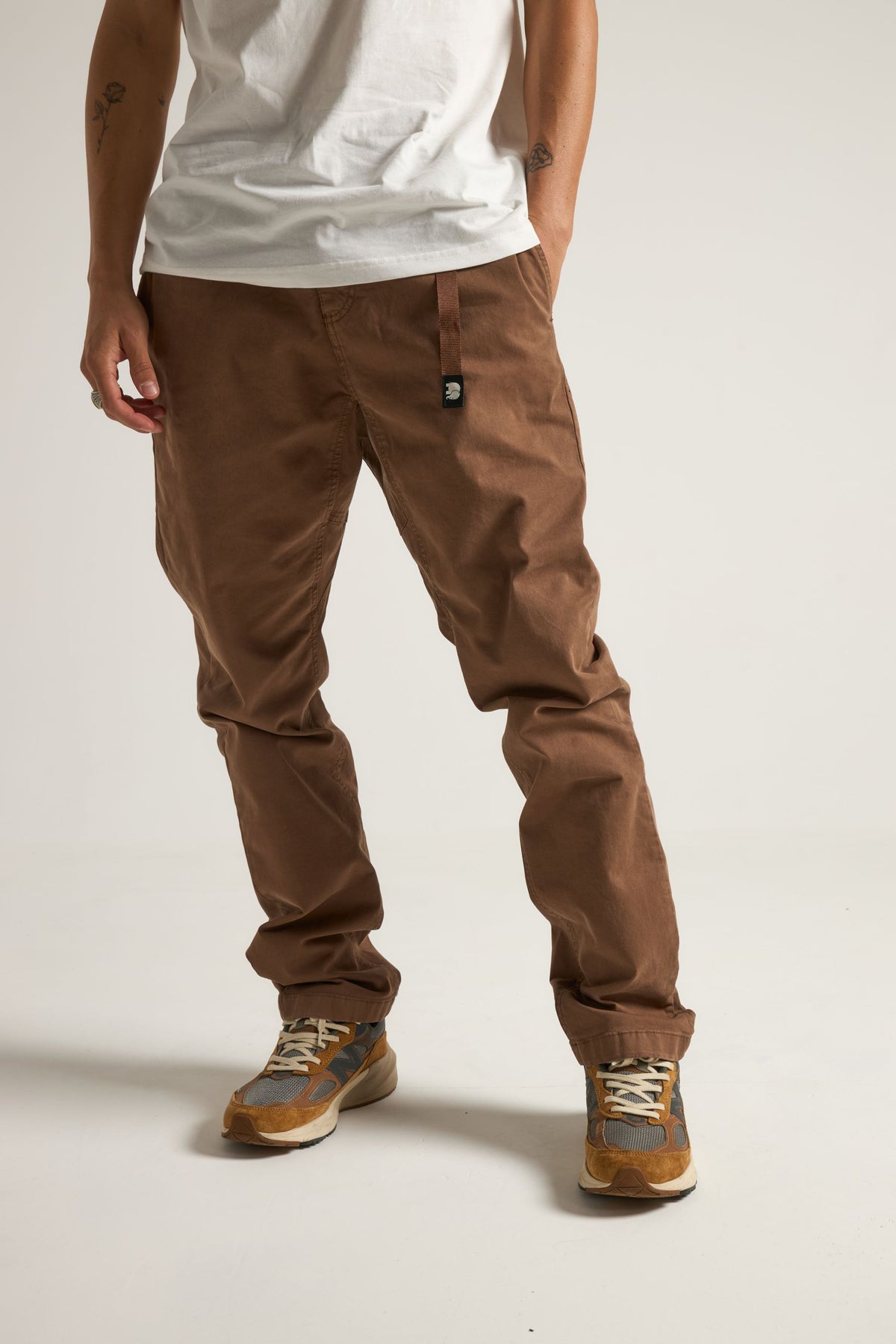 Personne portant l'Ecodye Cotton Climber Pant en Poplar Brown, vue de face | TP_IMAGE_TYPE=MODEL_FRONT