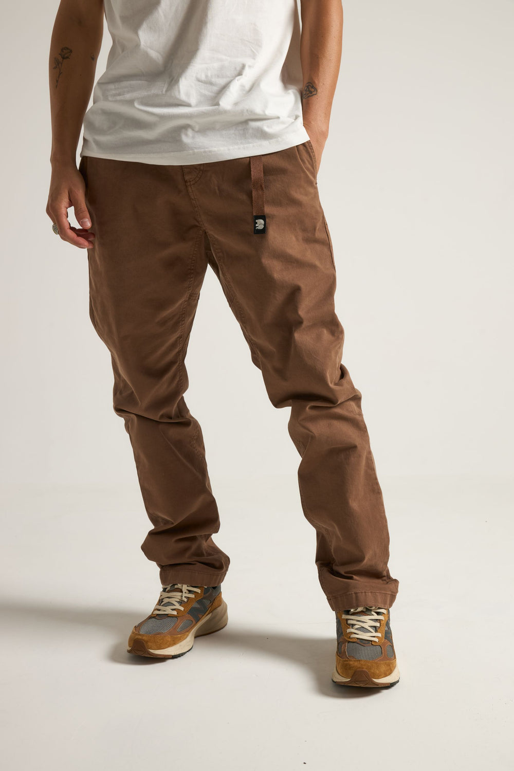 Persona che indossa Ecodye Cotton Climber Pant in Poplar Brown, vista frontale | TP_IMAGE_TYPE=MODEL_FRONT