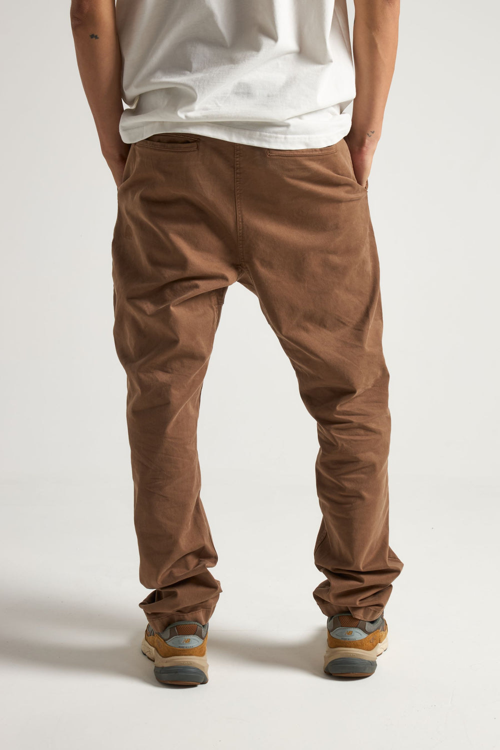 Persona che indossa Ecodye Cotton Climber Pant in Poplar Brown, vista posteriore | TP_IMAGE_TYPE=MODEL_BACK