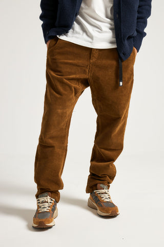 Persona che indossa Corduroy Ecodye Climber Pant Caramel, vista frontale | TP_IMAGE_TYPE=MODEL_FRONT