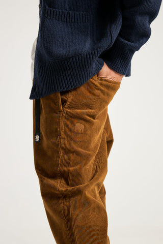 Persona che indossa Corduroy Ecodye Climber Pant Caramel con le mani in tasca | TP_IMAGE_TYPE=MODEL_FRONT