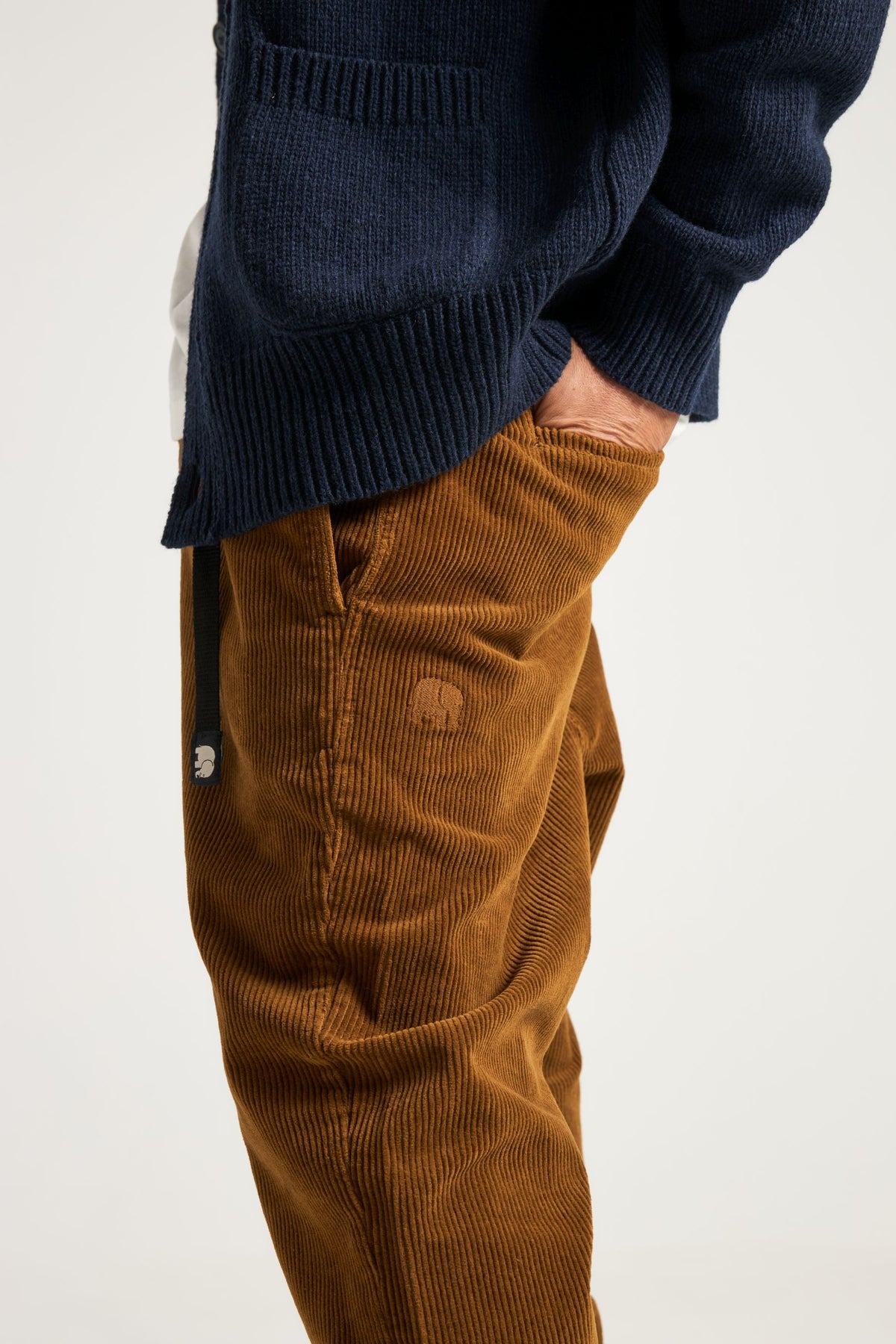 Persona che indossa Corduroy Ecodye Climber Pant Caramel con le mani in tasca | TP_IMAGE_TYPE=MODEL_FRONT