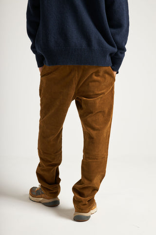 Persona che indossa Corduroy Ecodye Climber Pant Caramel, vista posteriore | TP_IMAGE_TYPE=MODEL_BACK