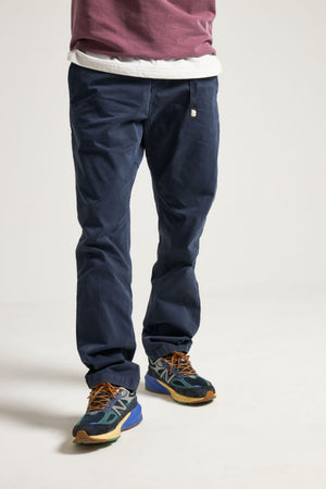 Persona che indossa Ecodye Cotton Climber Pant Navy, vista frontale | TP_IMAGE_TYPE=MODEL_FRONT