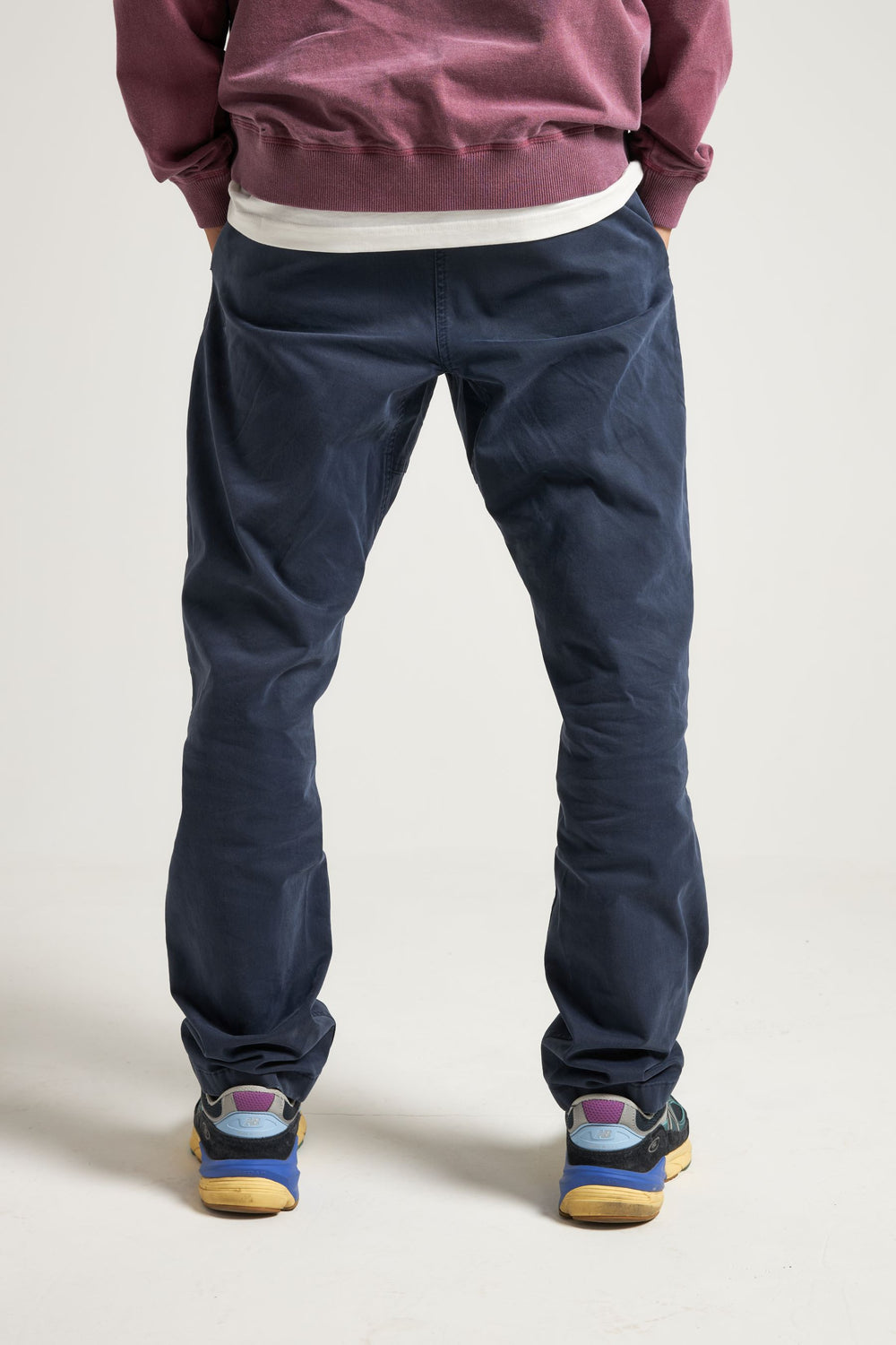 Persona che indossa Ecodye Cotton Climber Pant Navy, vista posteriore | TP_IMAGE_TYPE=MODEL_BACK