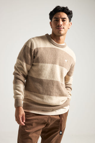 Persona che indossa il Sella Knit in Latte/Nomad Brown, con vestibilità relaxed e motivo a righe. | TP_IMAGE_TYPE=MODEL_FRONT