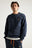 Personne portant l'Organic Essential Sweatshirt en bleu avec un logo éléphant sur la poitrine | TP_IMAGE_TYPE=MODEL_FRONT