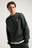 Personne portant un sweat-shirt Organic Essential en Scarab Green, présenté avec un gros plan du design et de la coupe. | TP_IMAGE_TYPE=MODEL_FRONT
