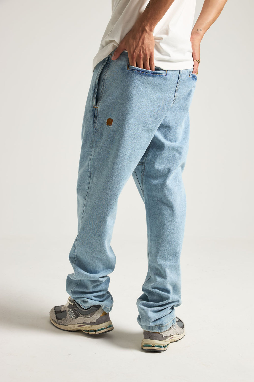 Persona che indossa Recycled Denim Climber Pant Light Wash, vista posteriore con styling casual. | TP_IMAGE_TYPE=MODEL_BACK