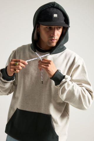 Personne portant un Hooded Oversized Sweatshirt en Warm Heather Grey/Scarab, vue de face | TP_IMAGE_TYPE=MODEL_FRONT