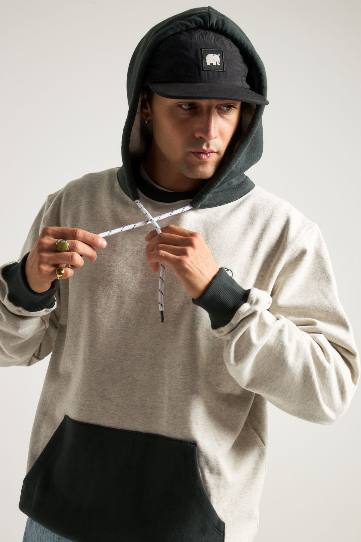Personne portant un Hooded Oversized Sweatshirt en Warm Heather Grey/Scarab, vue de face | TP_IMAGE_TYPE=MODEL_FRONT