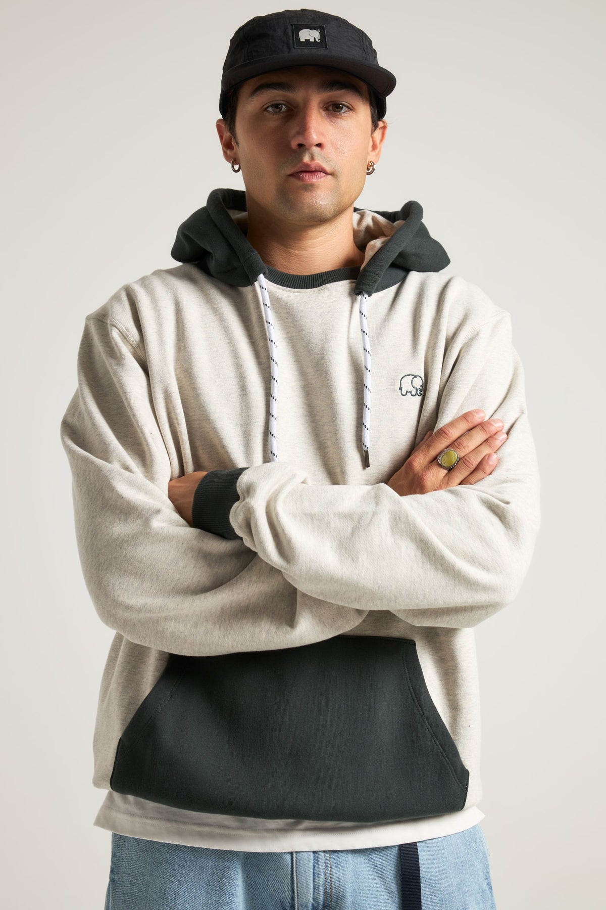 Personne portant un Hooded Oversized Sweatshirt en Warm Heather Grey/Scarab, vue de face | TP_IMAGE_TYPE=MODEL_FRONT