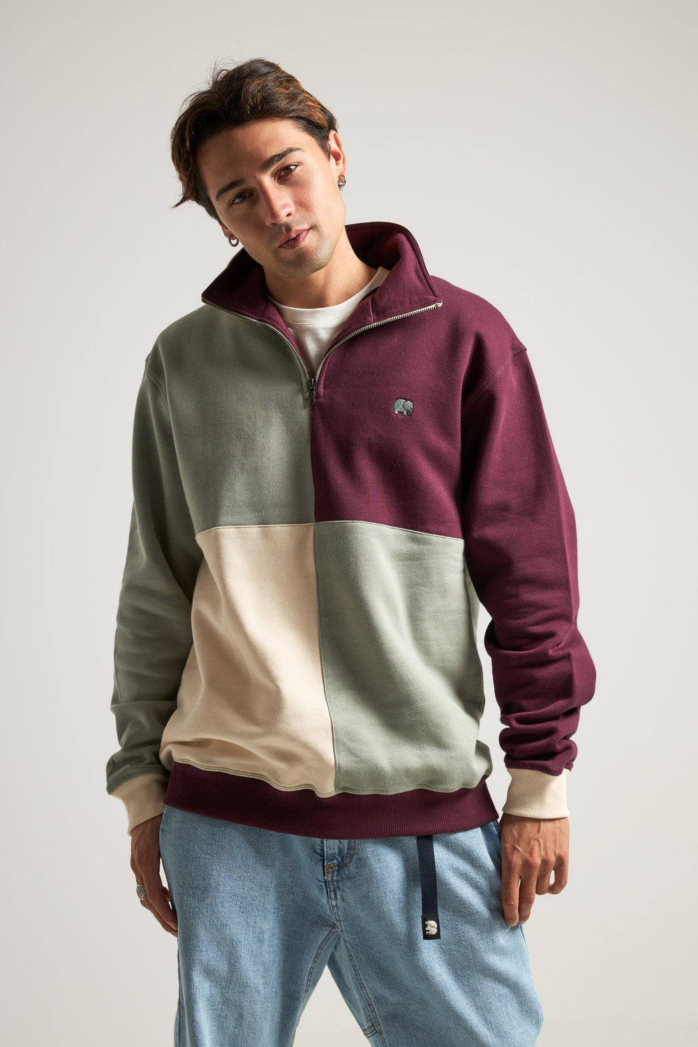 Persona che indossa una felpa Color Block con zip a quarto in tonalità Iron Veil, caratterizzata da un mix di pannelli bordeaux, verde chiaro e beige. | TP_IMAGE_TYPE=MODEL_FRONT