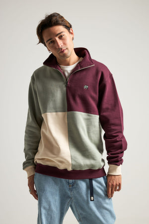 Persona che indossa una felpa Color Block con zip a quarto in tonalità Iron Veil, caratterizzata da un mix di pannelli bordeaux, verde chiaro e beige. | TP_IMAGE_TYPE=MODEL_FRONT