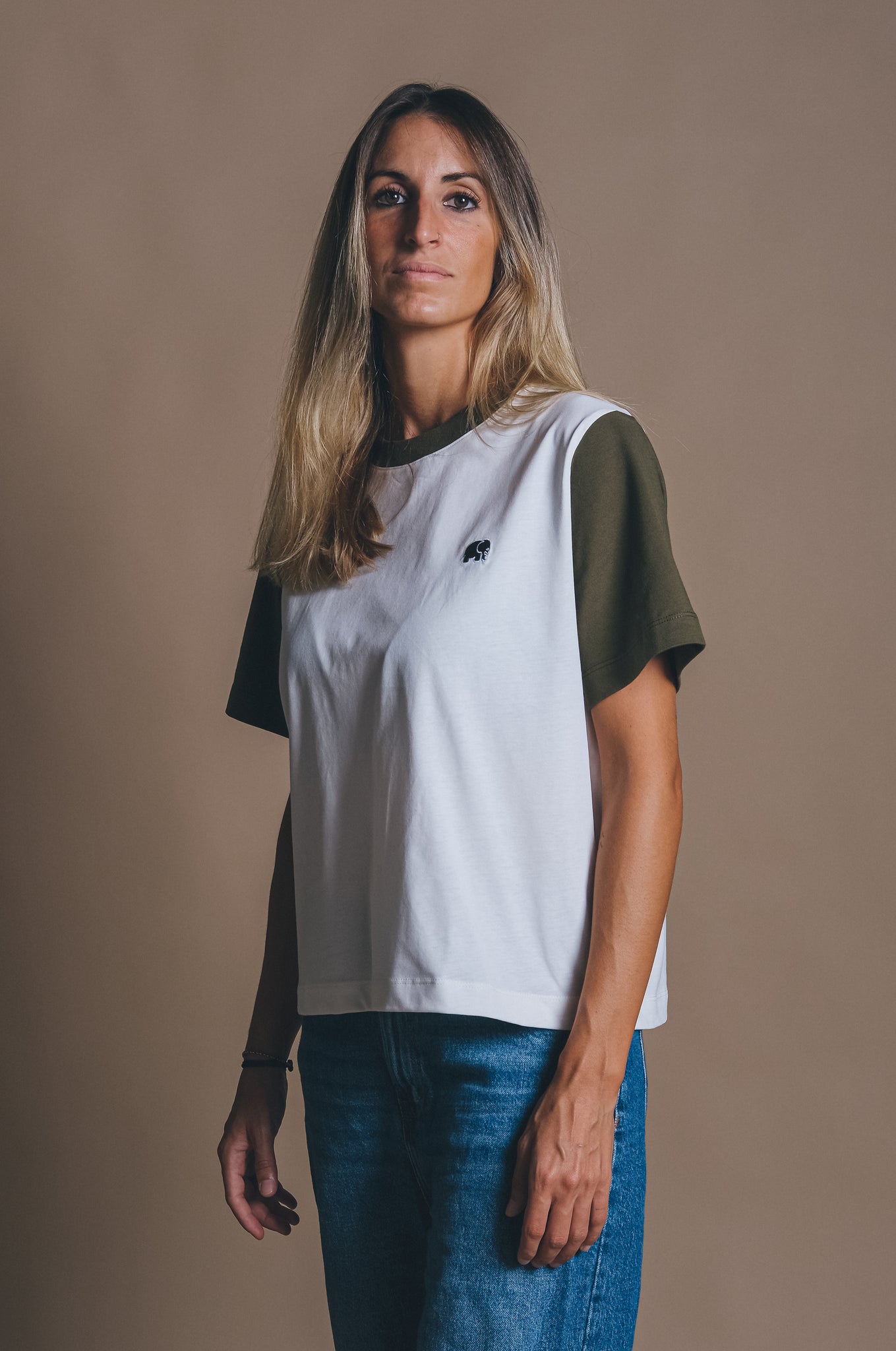 Camiseta Mujer Color Block Natural/Dark Olive