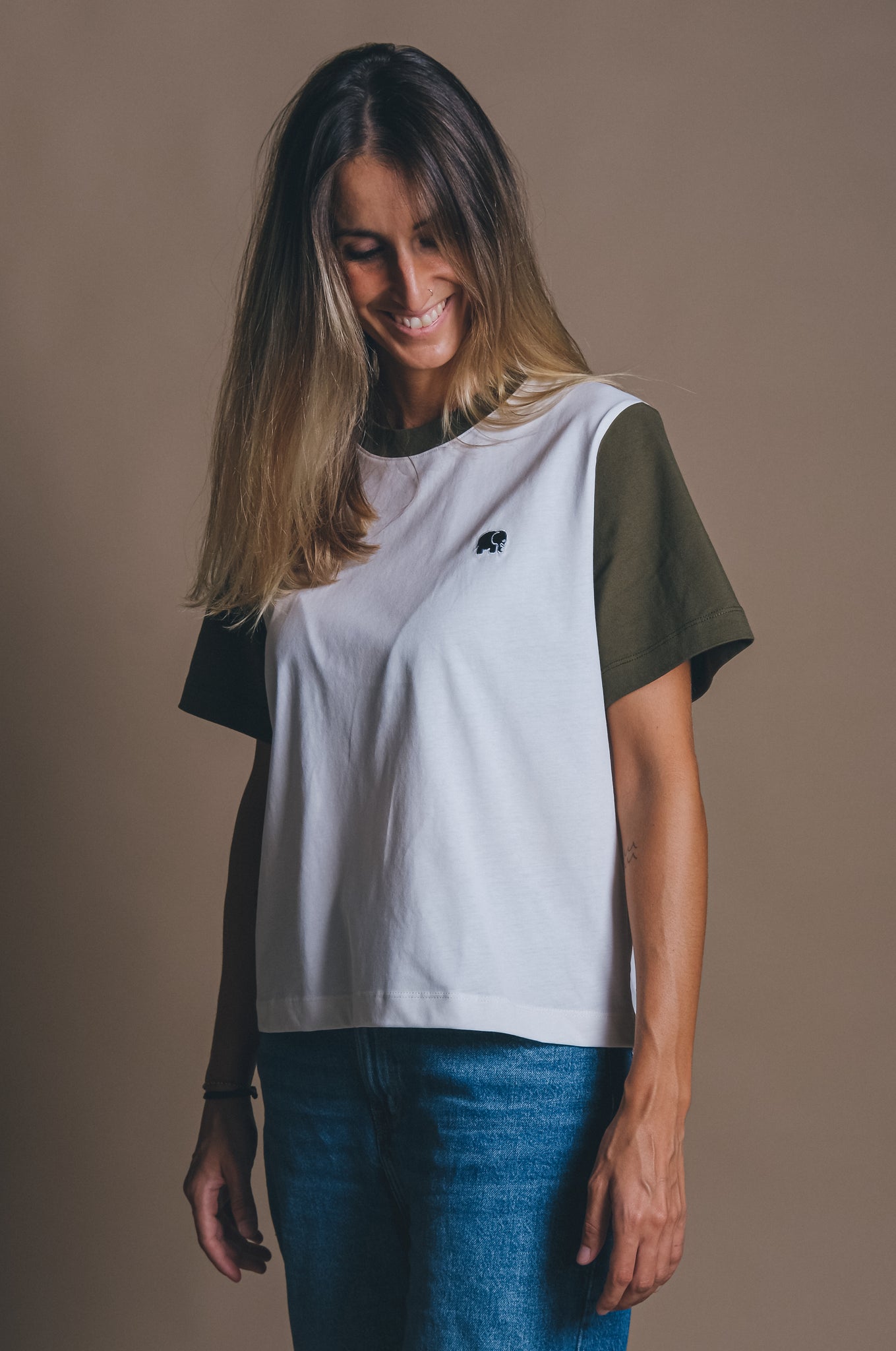 Camiseta Mujer Color Block Natural/Dark Olive