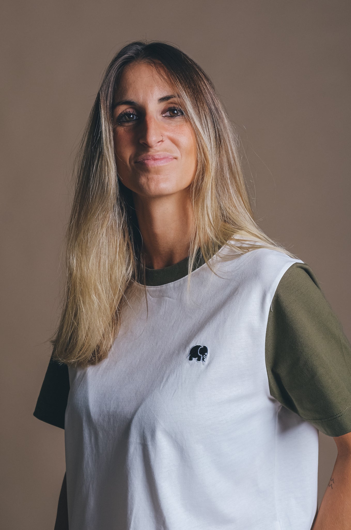 Camiseta Mujer Color Block Natural/Dark Olive