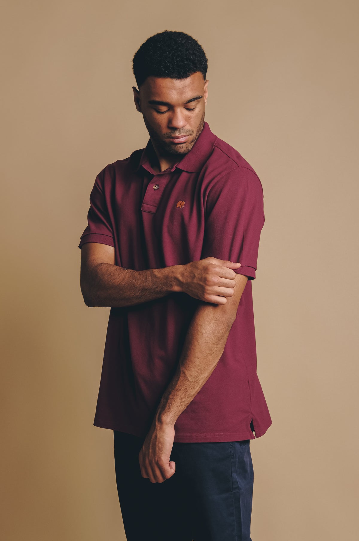 Persona che indossa una Organic Essential Polo Shirt Bordeaux, vista frontale | TP_IMAGE_TYPE=MODEL_FRONT