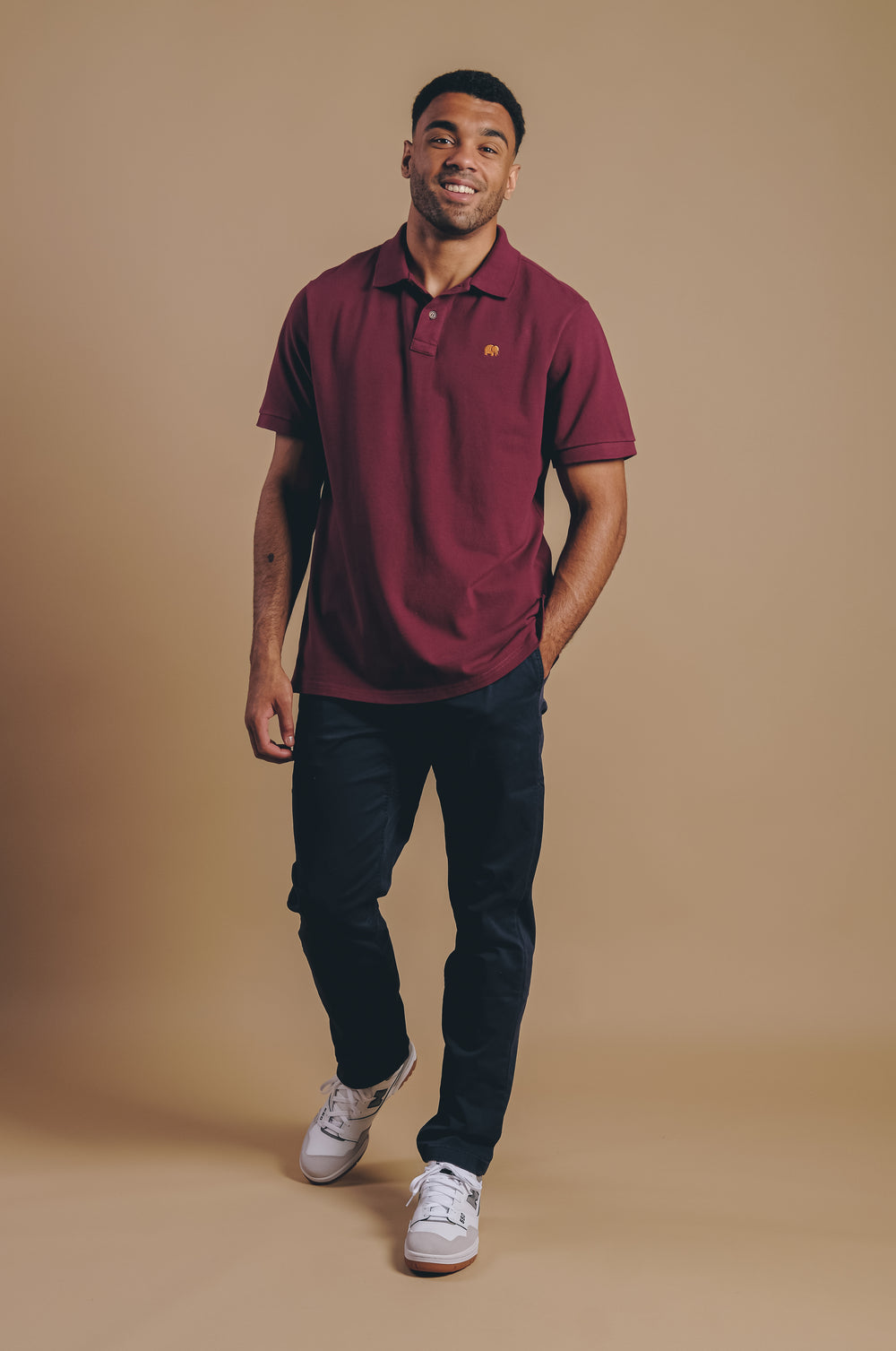 Persona che indossa una Organic Essential Polo Shirt bordeaux, vista frontale | TP_IMAGE_TYPE=MODEL_FRONT