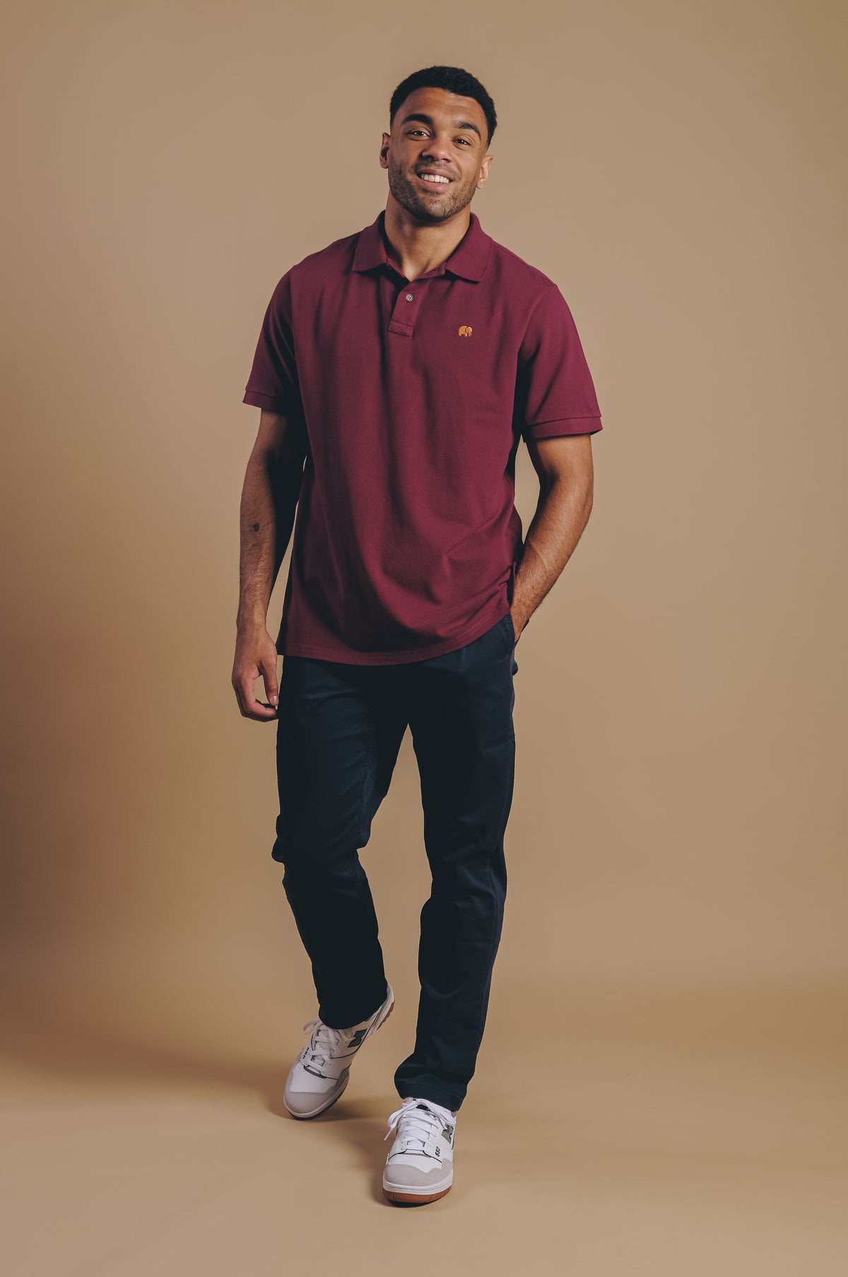 Persona che indossa una Organic Essential Polo Shirt bordeaux, vista frontale | TP_IMAGE_TYPE=MODEL_FRONT