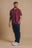 Persona che indossa una Organic Essential Polo Shirt Bordeaux, vista frontale | TP_IMAGE_TYPE=MODEL_FRONT