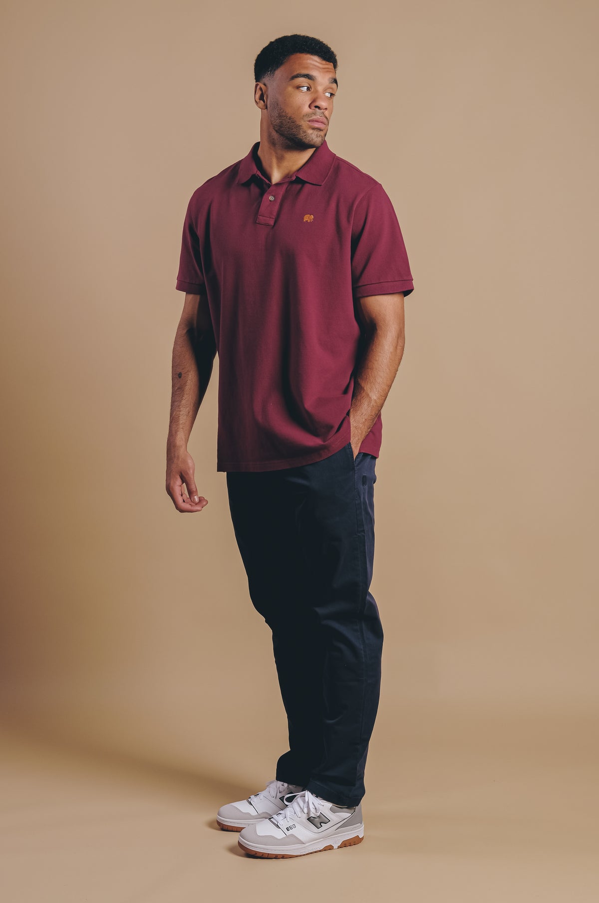 Persona che indossa una Organic Essential Polo Shirt Bordeaux, vista frontale | TP_IMAGE_TYPE=MODEL_FRONT