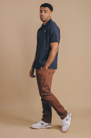 Personne portant une Organic Essential Polo Shirt en Trendsplant Blue, vue de face | TP_IMAGE_TYPE=MODEL_FRONT
