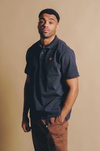 Personne portant un Organic Essential Polo Shirt en Trendsplant Blue, vue de face | TP_IMAGE_TYPE=MODEL_FRONT