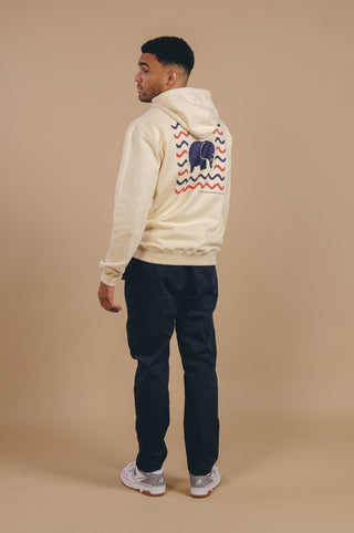 Personne portant un sweat-shirt.
