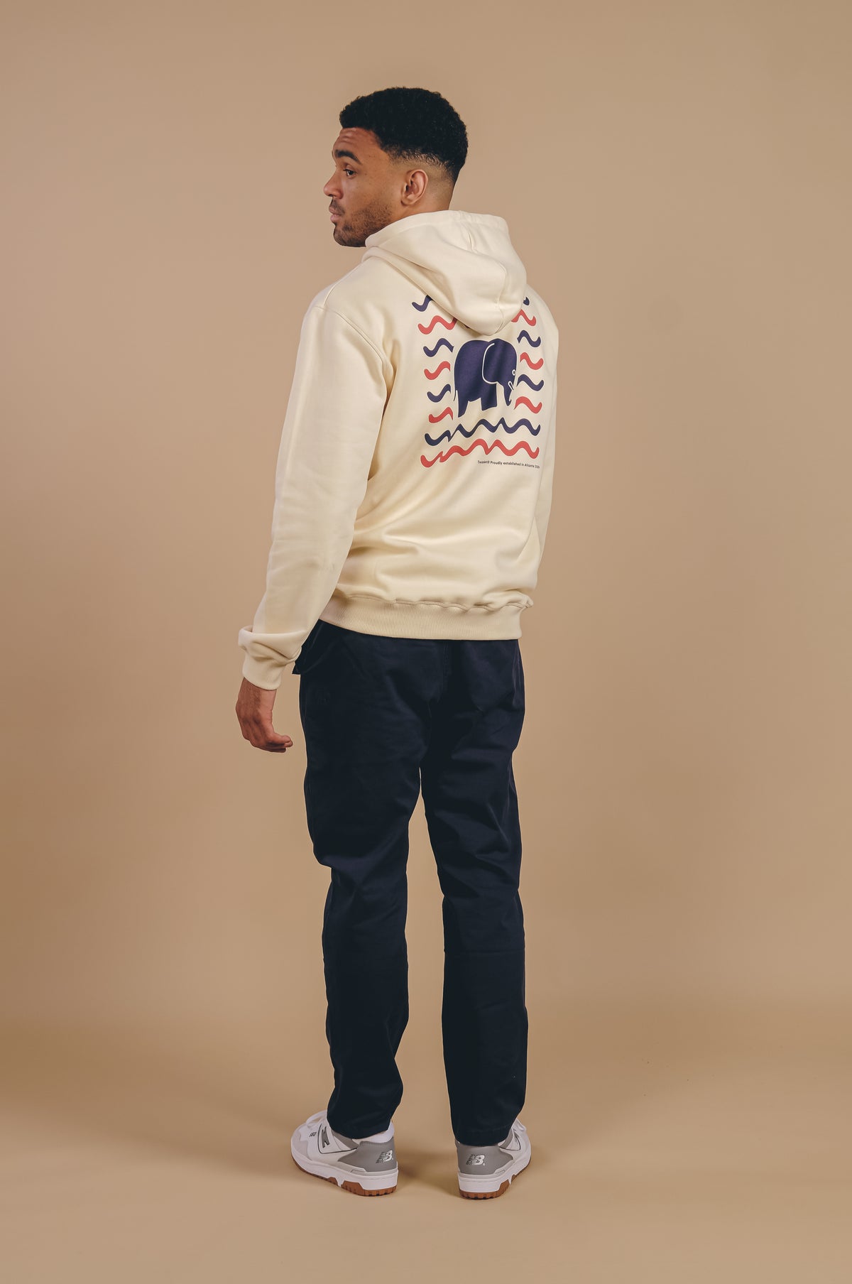 Personne portant un sweat-shirt.