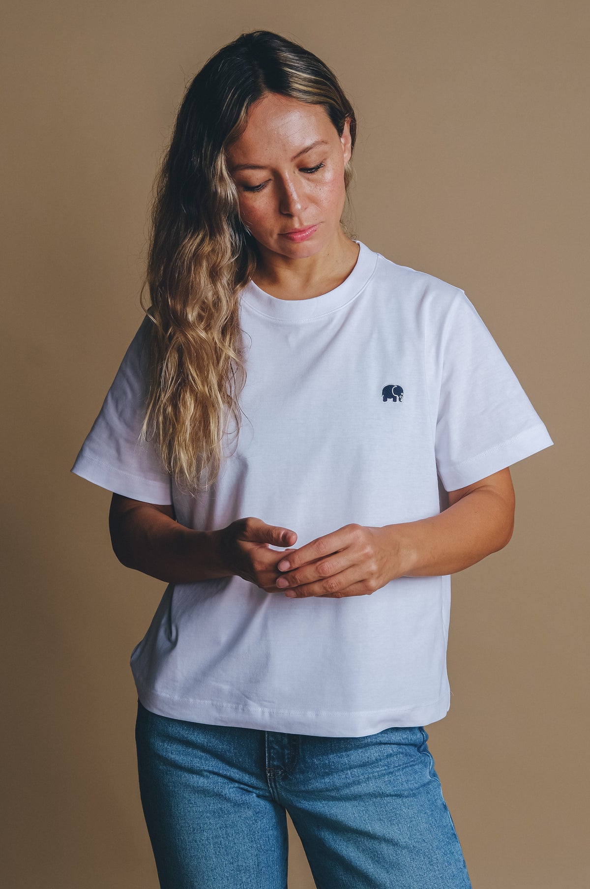 Personne portant un T-shirt Explanada Organic pour femme blanc, vue de face | TP_IMAGE_TYPE=MODEL_FRONT