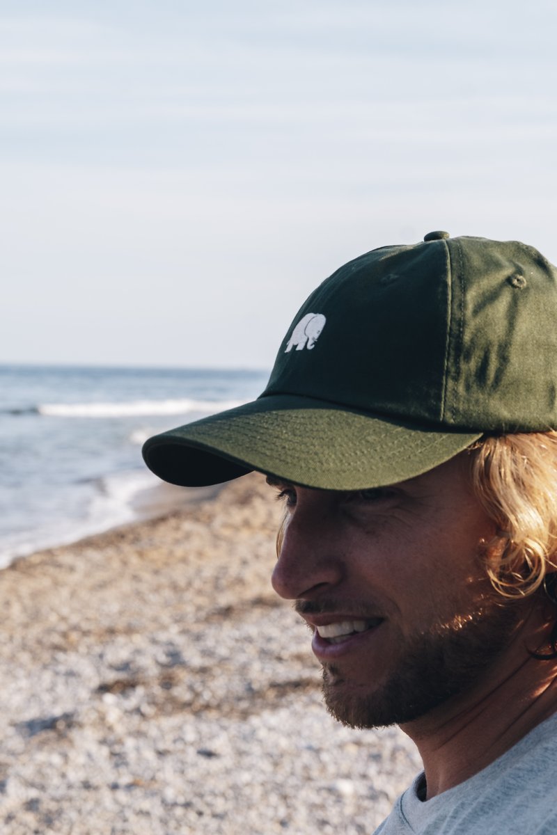 Persona che indossa un Logo Dad Cap in Kombu Green all'aperto | TP_IMAGE_TYPE=LIFESTYLE