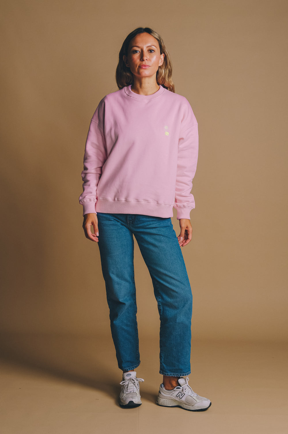 Personne portant un sweat-shirt oversize Gum Pink, vue de face | TP_IMAGE_TYPE=MODEL_FRONT