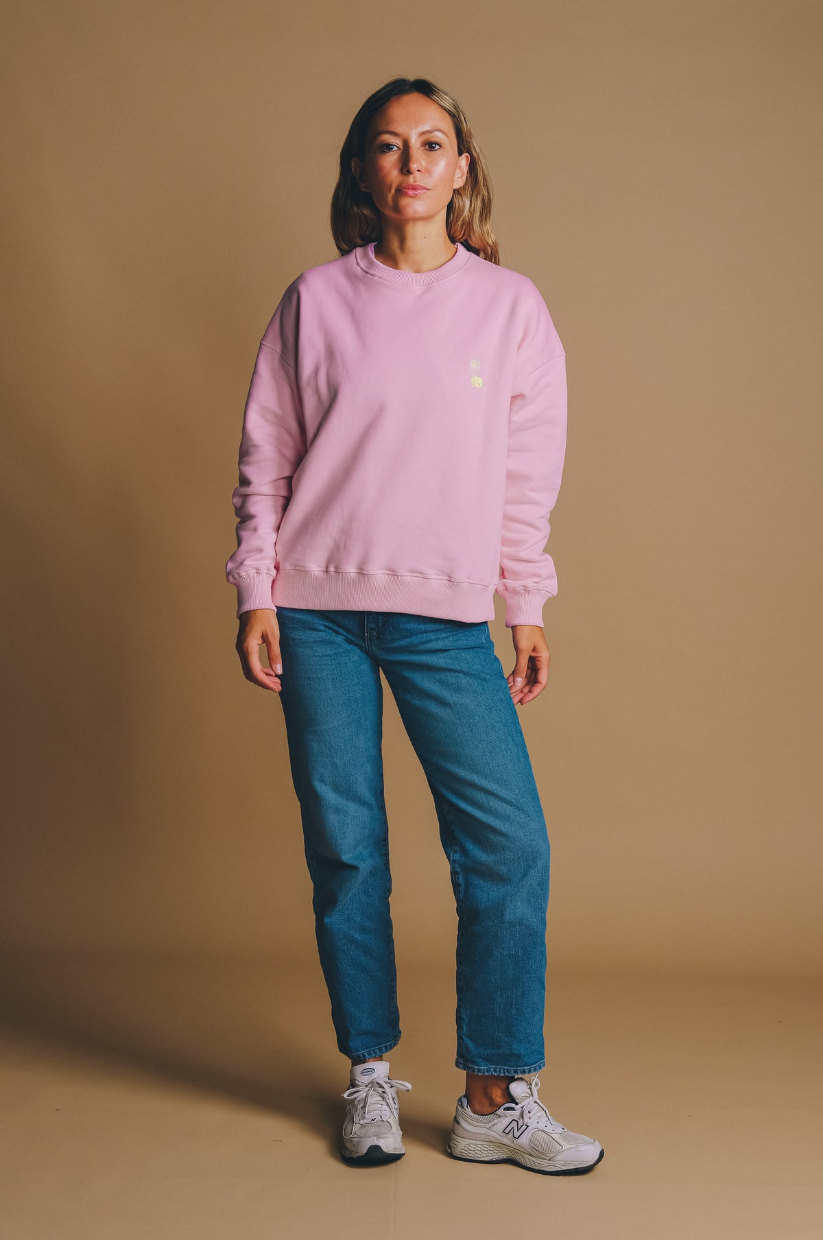 Personne portant un sweat-shirt oversize Gum Pink, vue de face | TP_IMAGE_TYPE=MODEL_FRONT
