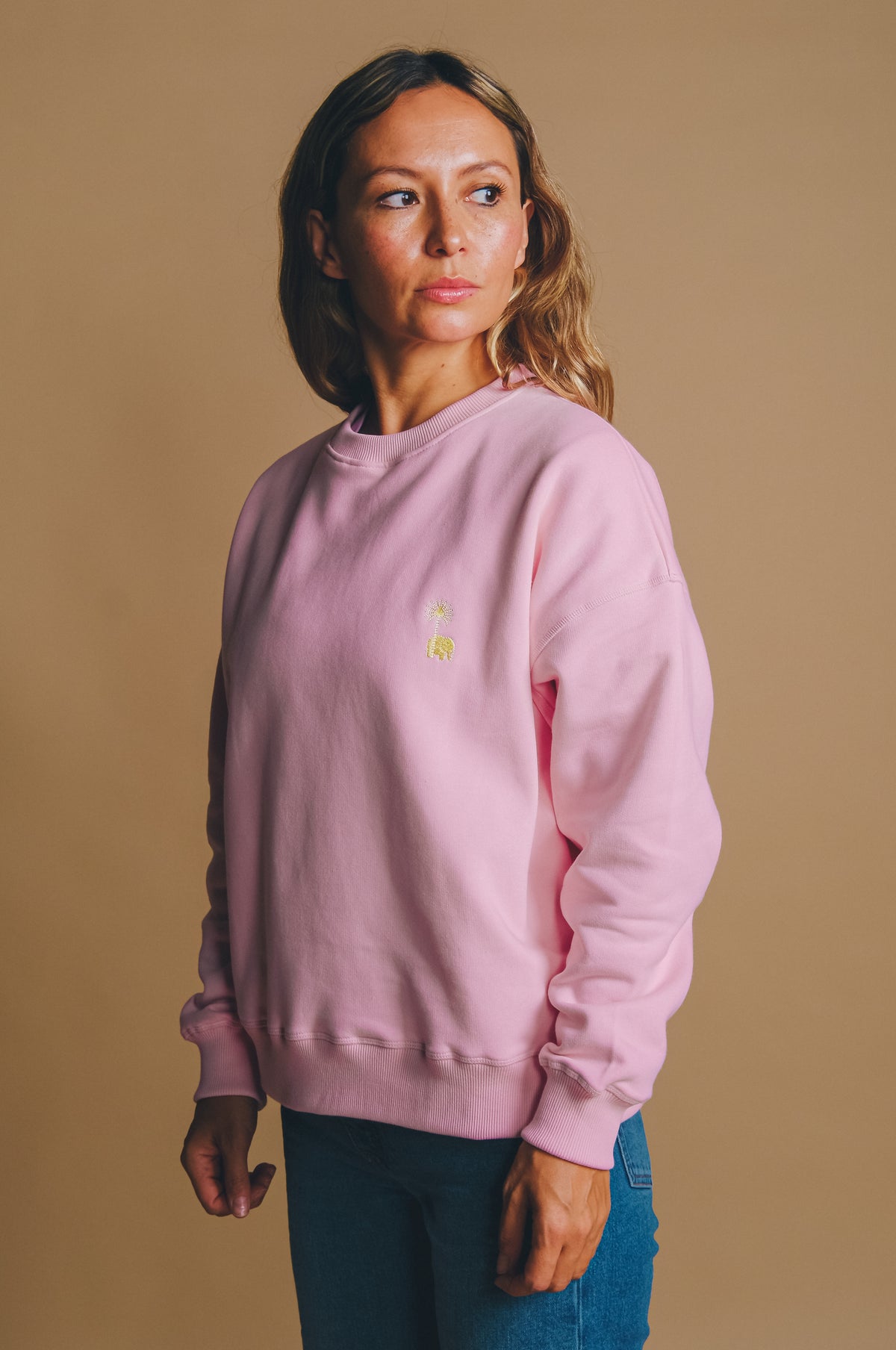 Personne portant un Antonyo Marest x Trendsplant Essential Oversized Sweatshirt Gum Pink, vue de face | TP_IMAGE_TYPE=MODEL_FRONT