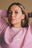 Personne portant un sweat-shirt oversize Gum Pink avec un motif brodé | TP_IMAGE_TYPE=MODEL_FRONT