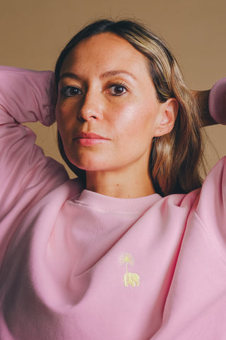 Personne portant un sweat-shirt oversize Gum Pink avec un motif brodé | TP_IMAGE_TYPE=MODEL_FRONT