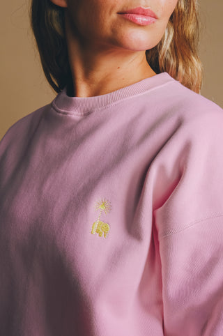 Personne portant un sweat-shirt oversize Gum Pink avec un motif brodé | TP_IMAGE_TYPE=MODEL_FRONT