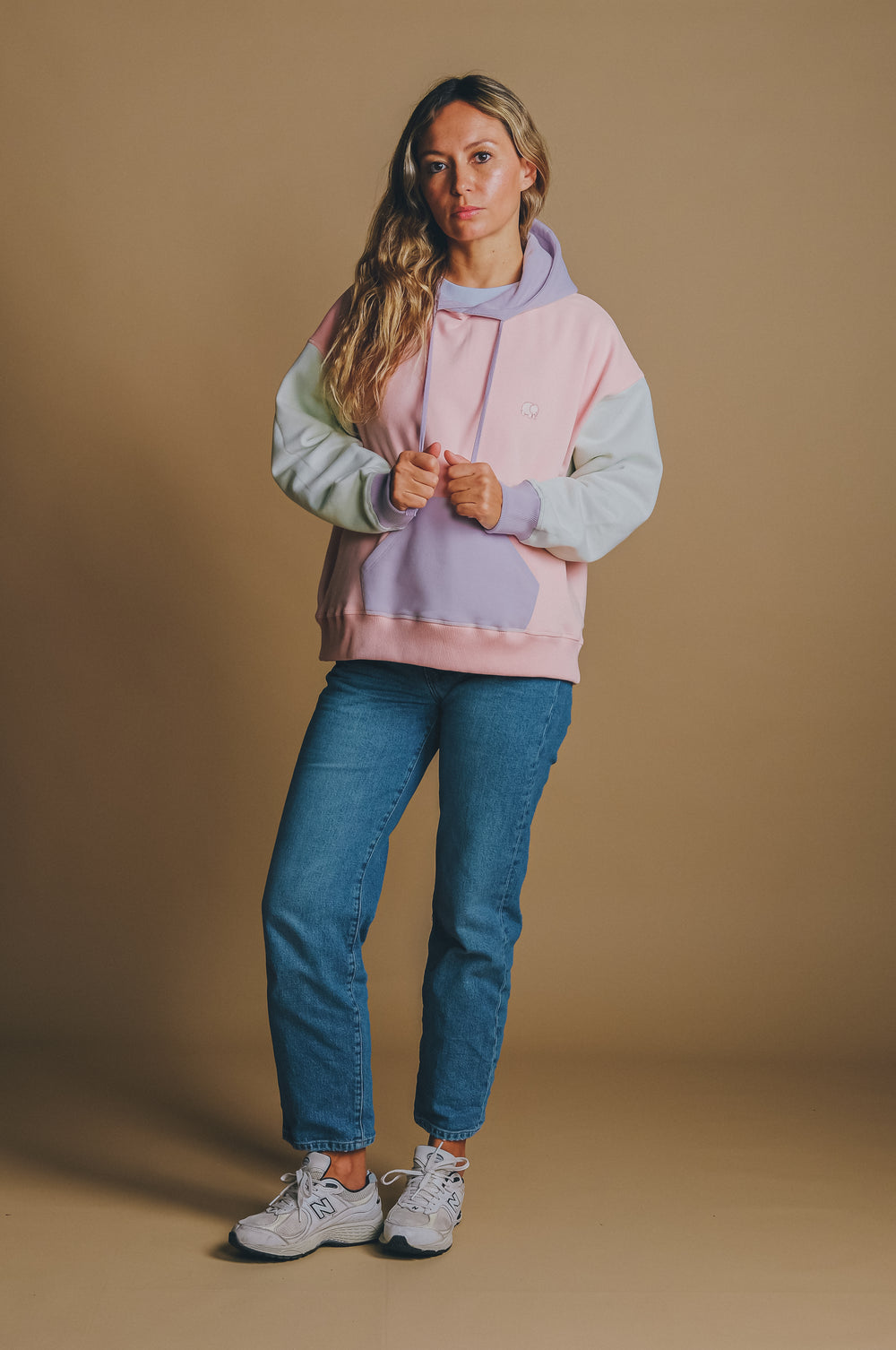 Persona che indossa una Women's Oversized Color Block Hoodie Pink, vista frontale | TP_IMAGE_TYPE=MODEL_FRONT