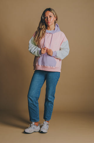 Persona che indossa una Women's Oversized Color Block Hoodie Pink, vista frontale | TP_IMAGE_TYPE=MODEL_FRONT