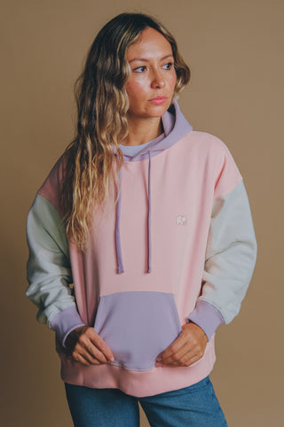 Persona che indossa una Women's Oversized Color Block Hoodie Pink, vista frontale | TP_IMAGE_TYPE=MODEL_FRONT