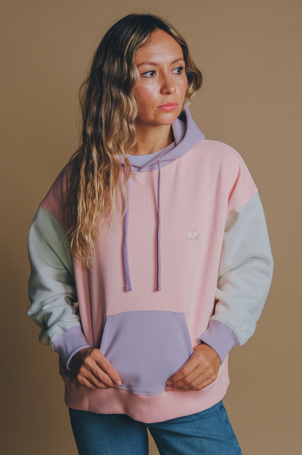 Persona che indossa una Women's Oversized Color Block Hoodie Pink, vista frontale | TP_IMAGE_TYPE=MODEL_FRONT