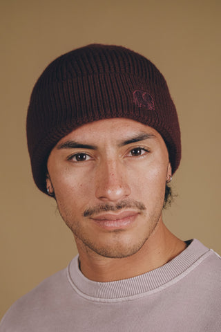 Persona che indossa una Safor Rib Knit Beanie Burgundy, vista frontale | TP_IMAGE_TYPE=MODEL_FRONT