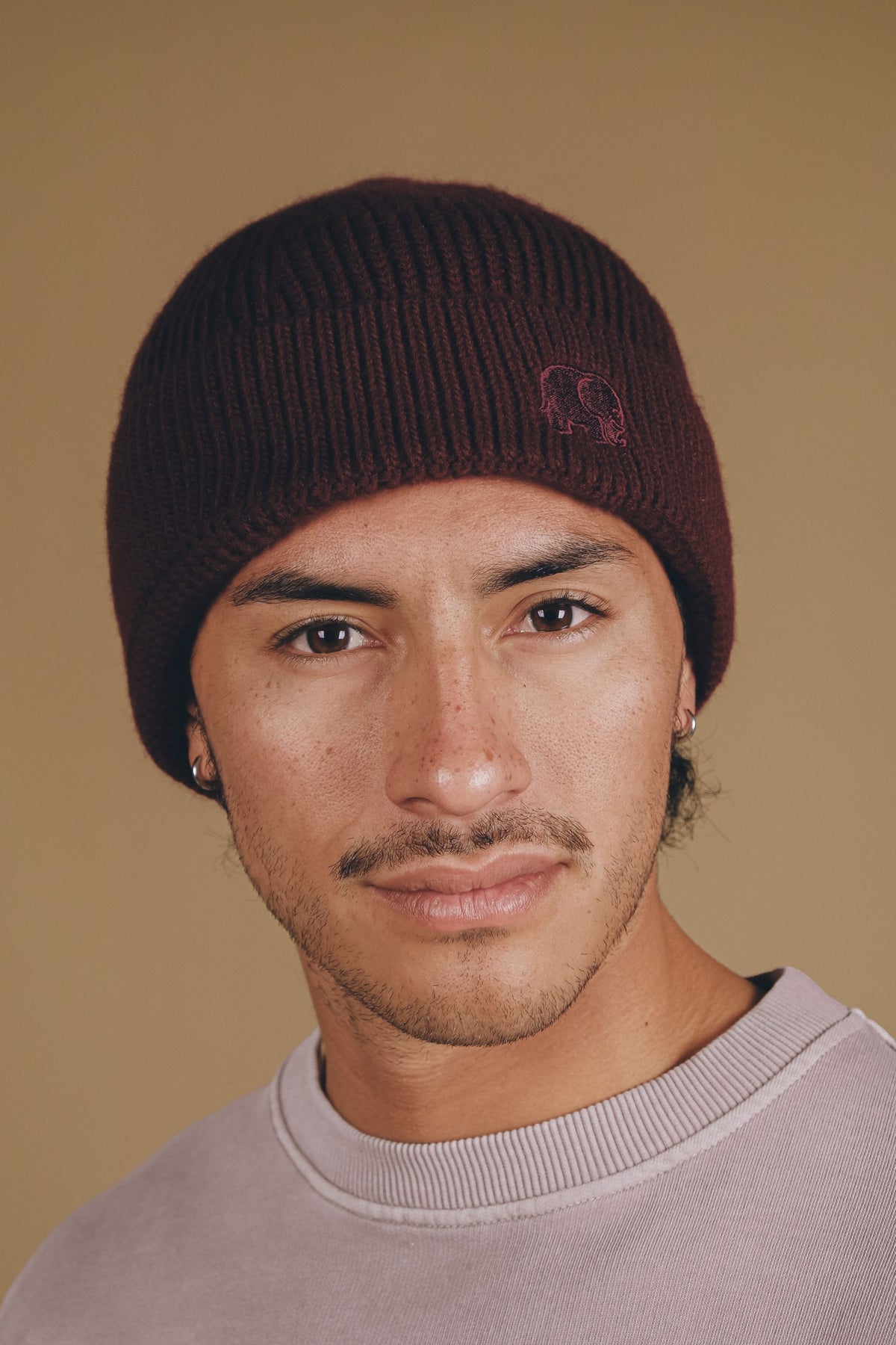 Persona che indossa una Safor Rib Knit Beanie Burgundy, vista frontale | TP_IMAGE_TYPE=MODEL_FRONT