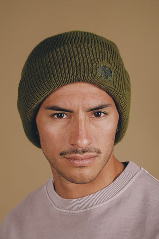 Personne portant un bonnet Campana Cuff kaki, regardant directement l'objectif sur un fond neutre | TP_IMAGE_TYPE=MODEL_FRONT