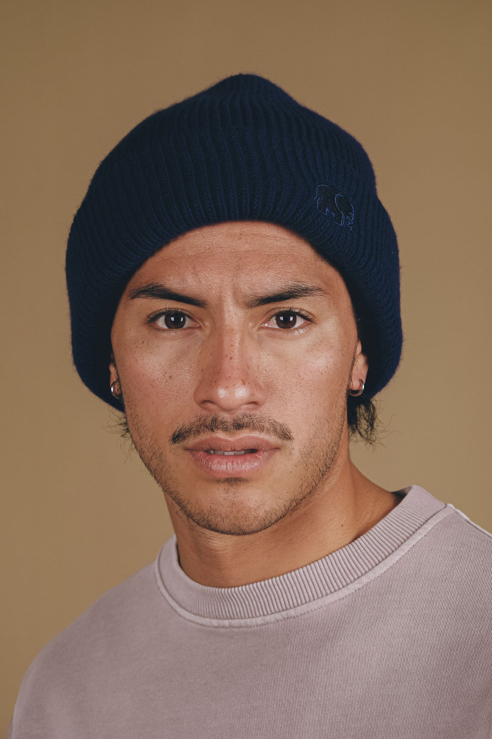 Personne portant un Campana Cuff Beanie en Navy, avec une vue rapprochée du style du bonnet. | TP_IMAGE_TYPE=MODEL_FRONT